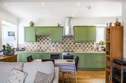 OPEN PLAN LOUNGE/KITCHEN