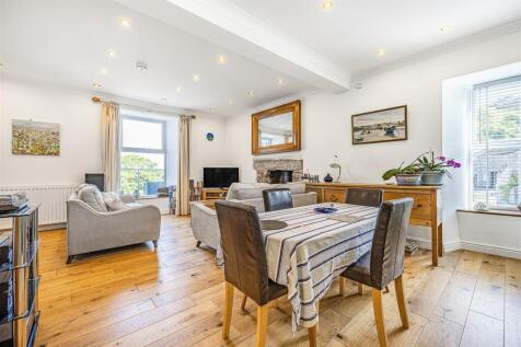 OPEN PLAN LOUNGE/KITCHEN