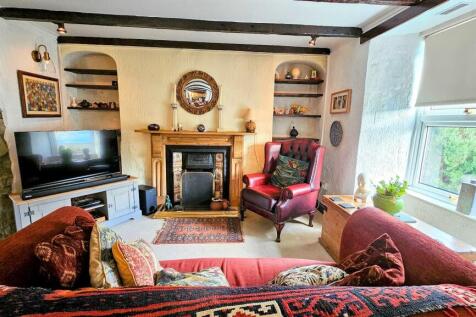 OPEN PLAN LOUNGE / SITTING ROOM