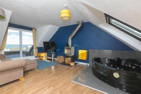 BEDROOM / LIVING ROOM