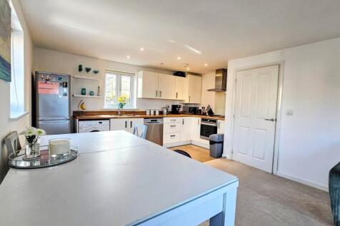 lounge kitchen.jpg