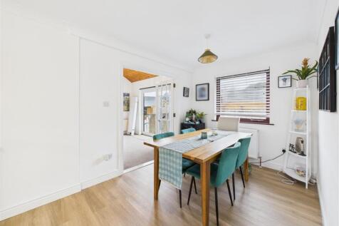 OPEN PLAN L SHAPED KITCHEN DINER