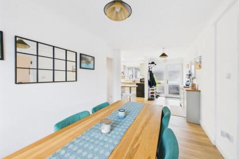 OPEN PLAN L SHAPED KITCHEN DINER