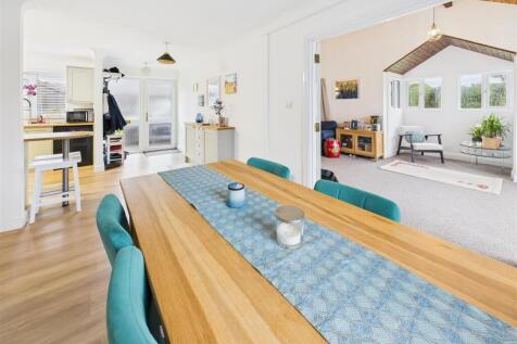 OPEN PLAN L SHAPED KITCHEN DINER