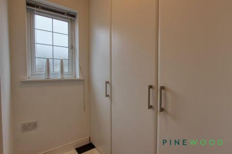 COAT/SHOE STORAGE