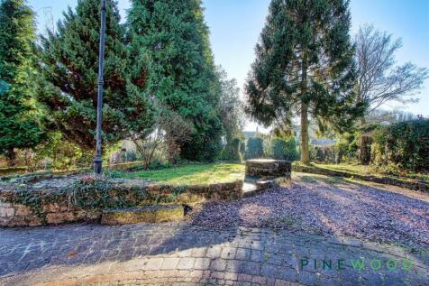 FRONT GARDEN - DRIVE