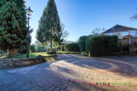 FRONT GARDEN - DRIVE