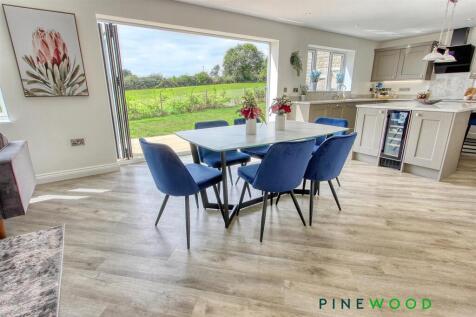 KITCHEN DINER-FAMILY ROOM