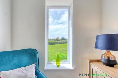 LANDING - READING AREA -VIEWS