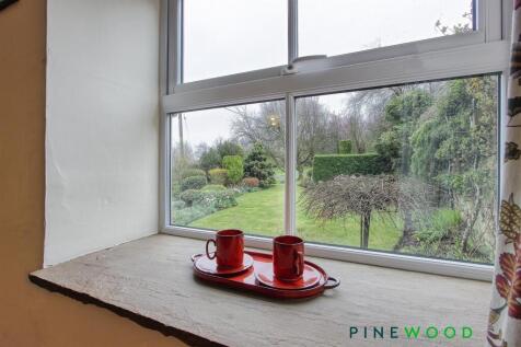 KITCHEN DINER - VIEWS OVER FRONT GARDEN