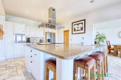 KITCHEN/FAMILY ROOM