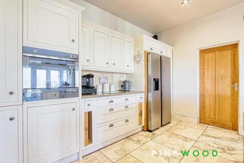 KITCHEN/FAMILY ROOM