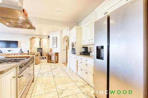 KITCHEN/FAMILY ROOM