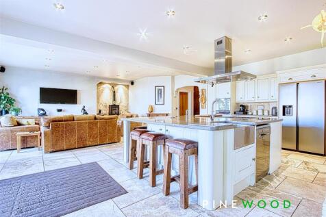 KITCHEN/FAMILY ROOM