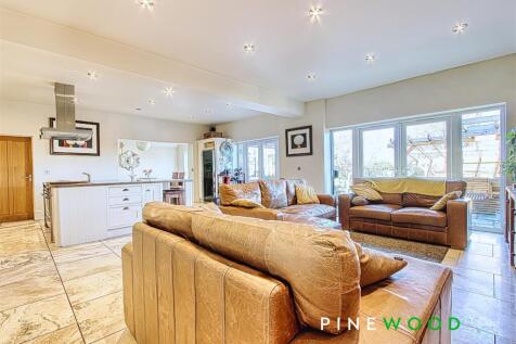 KITCHEN/FAMILY ROOM