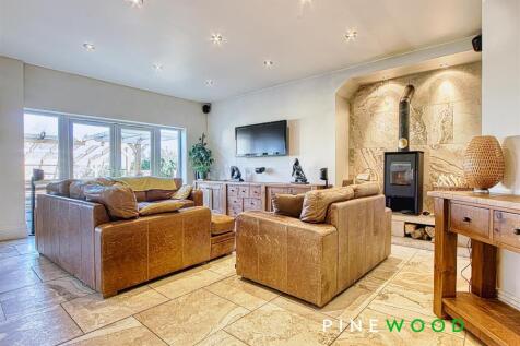 KITCHEN/FAMILY ROOM