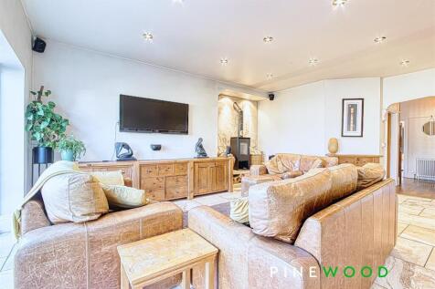 KITCHEN/FAMILY ROOM