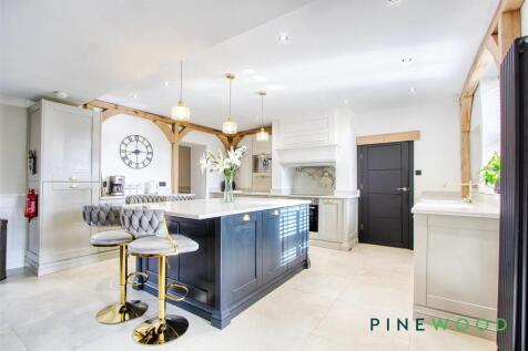 KITCHEN/LIVING AREA
