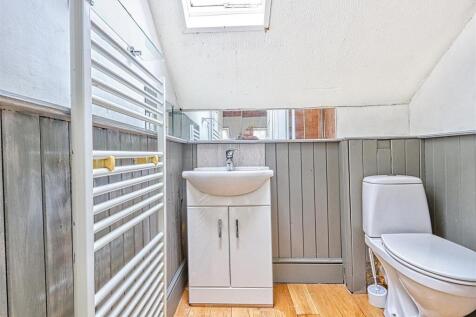 ensuite shower room bed 1