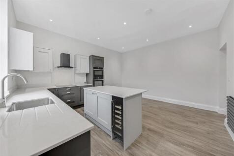KITCHEN/LIVING ROOM