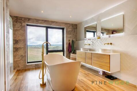 MAIN BEDROOM SUITE - ENSUITE