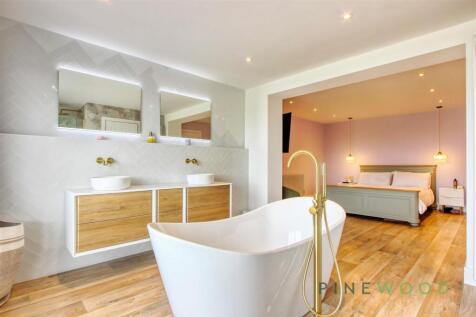 MAIN BEDROOM SUITE - ENSUITE