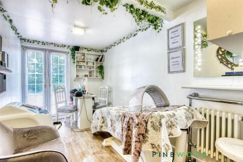 NAIL/BEAUTY SALON