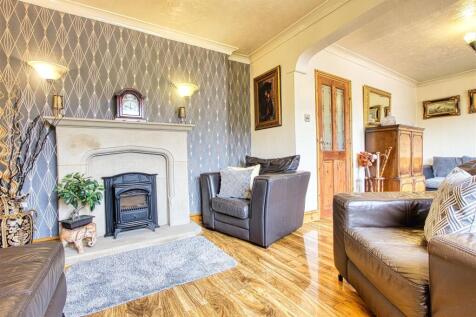 LOUNGE/FAMILY ROOM