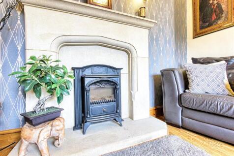 LOUNGE/FAMILY ROOM