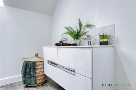 ensuite to bed 1