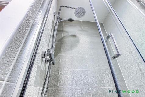 ensuite to bed 1
