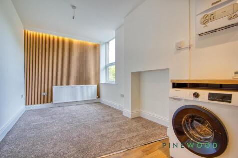 KITCHEN / LOUNGE / DINING ROOM