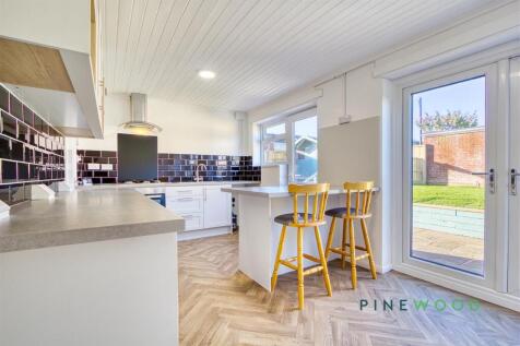 BREAKFAST KITCHEN/DINING ROOM