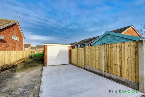 SINGLE DETACHED GARAGE/DRIVEWAY