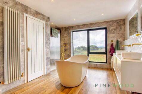 MAIN BEDROOM SUITE - ENSUITE