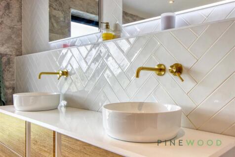 MAIN BEDROOM SUITE - ENSUITE