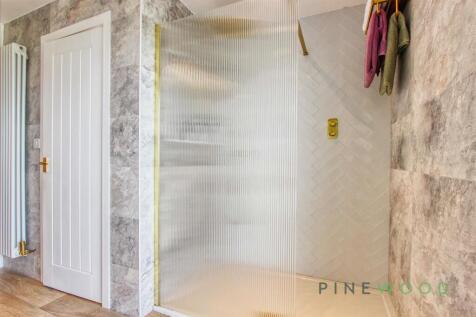 MAIN BEDROOM SUITE - ENSUITE