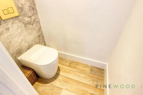 MAIN BEDROOM SUITE -WC