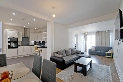 Stylish Two-Bedroom Ground Floor Flat with Self-C