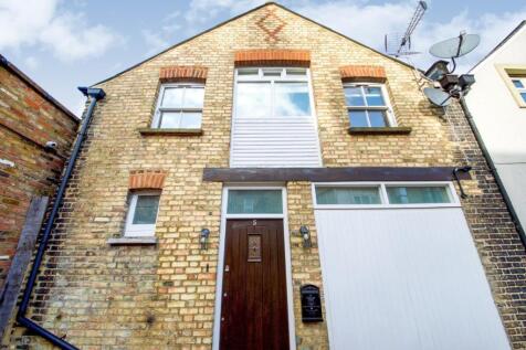 Beautifully Refurbished 2-Bed Mews House - N11