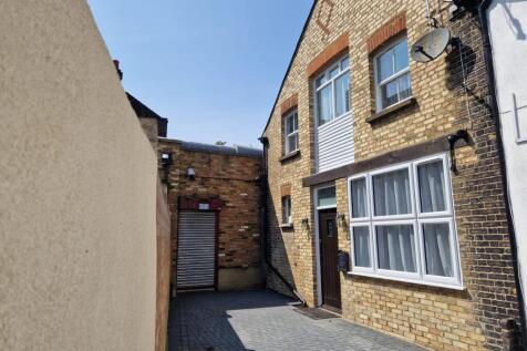 Beautifully Refurbished 2-Bed Mews House - N11