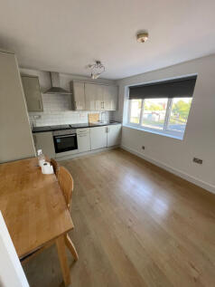 Bright 2-Bedroom flat with Parking, Council Tax &amp;