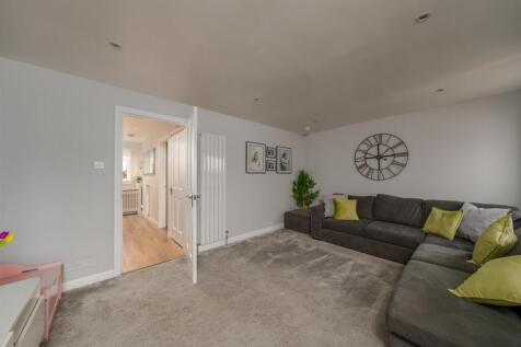 101 Queens Croft-04.jpg