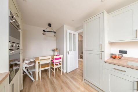 101 Queens Croft-06.jpg