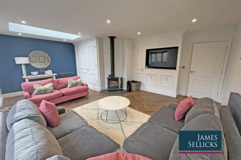 L shaped open plan sitting room