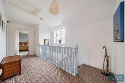 Spacious galleried landing
