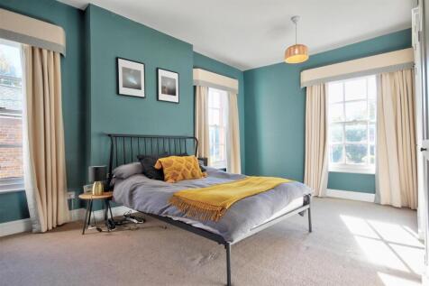 010 master bedroom.jpg