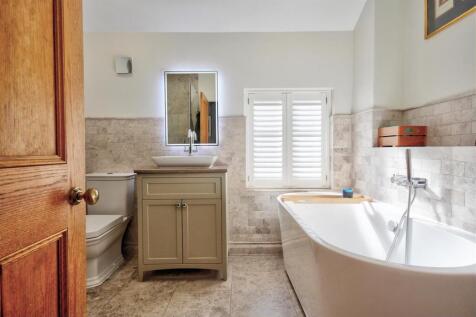 011 bathroom.jpg