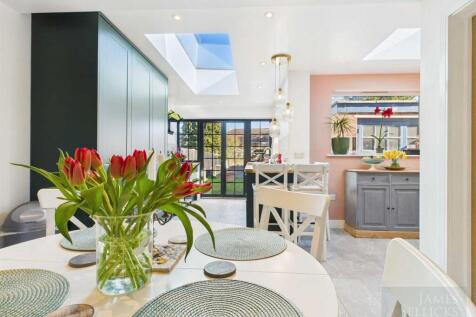 Open plan kitchen, family/dining