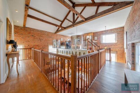 Magnificent galleried landing
